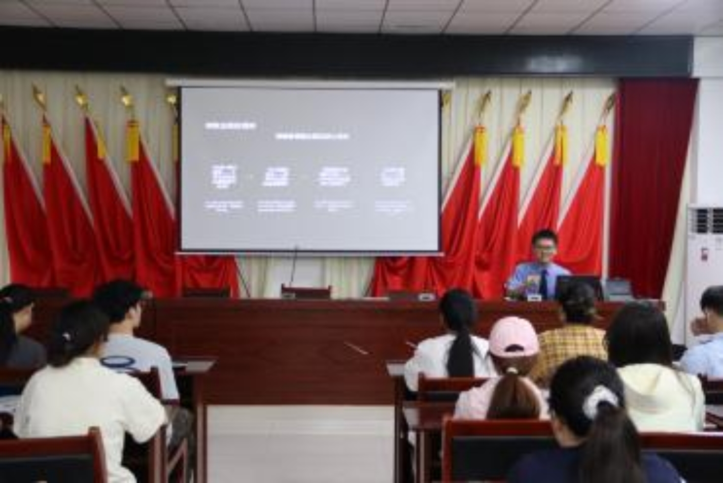 阜南县人民检察院联合多部门开展暑期普法进社区活动